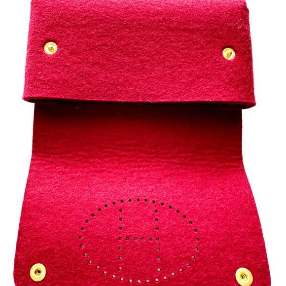 Hermès Red pouch with gold bottoms
💯 % Authentic - Picture 4 of 5